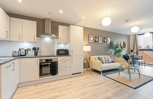 Bordesley Apartment | The Artiest Suite - Perfect for exploring Birmingham City centre!