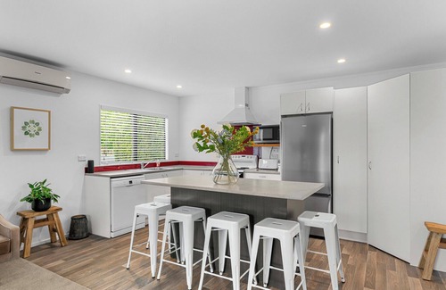 Matakana House | The Artisans Rest - Matakana Village Holiday Home