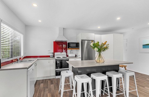 Matakana House | The Artisans Rest - Matakana Village Holiday Home