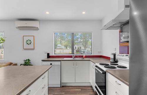 Matakana House | The Artisans Rest - Matakana Village Holiday Home