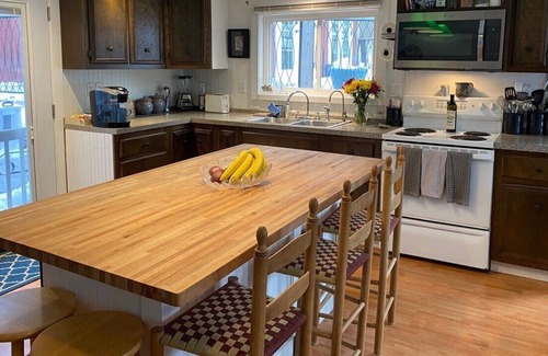 Meredith Cottage | The Artists Cottage is located in Meredith, NH right in the heart of the Lake Winnipesaukee area!
