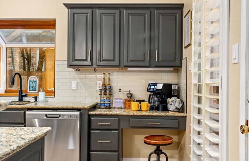 North San Antonio - SAT House | The Ashton - Heated Pool & Spa, King Beds, A Luxury Retreat