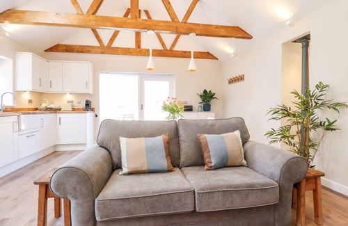 Sleaford House | THE ASPARAGUS SHED, pet friendly, with a garden in Heckington