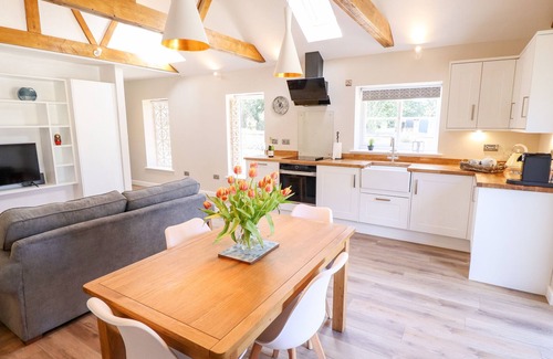 Sleaford House | THE ASPARAGUS SHED, pet friendly, with a garden in Heckington