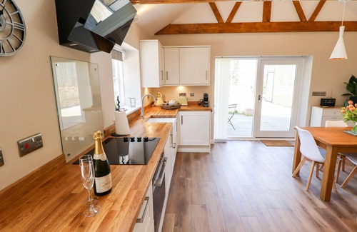 Sleaford House | THE ASPARAGUS SHED, pet friendly, with a garden in Heckington