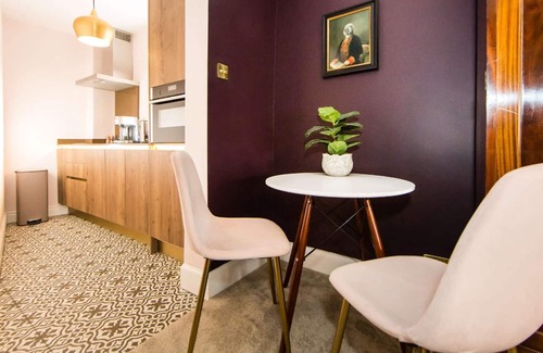 Askrigg Apartment | The Austin Suite at Skeldale House