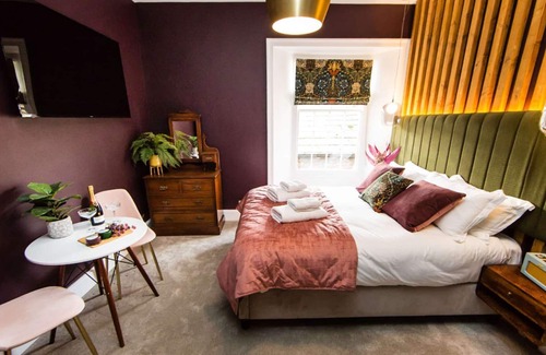 Askrigg Apartment | The Austin Suite at Skeldale House