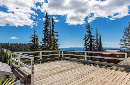 Silver Star Mountain Ski Chalet | The Basecamp | Ski-In/Out | Fireplace & Family Fun