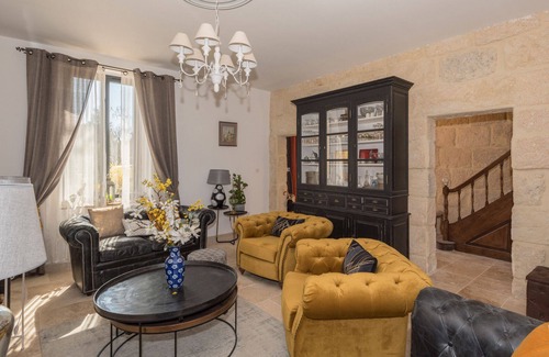 Remoulins House | THE BASTIDE GARD BRIDGE spacious room decorated in Provencal style