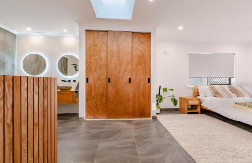 Waikiki House | The Bay House- Beachfront Ocean Views