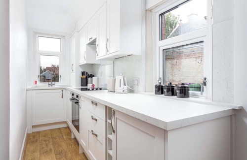 Troon Apartment | The Bay Suite - Donnini Apartments