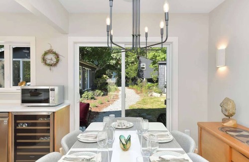 North Saanich House | The Bayside Cottage Oceanview Vacation Home