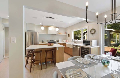 North Saanich House | The Bayside Cottage Oceanview Vacation Home