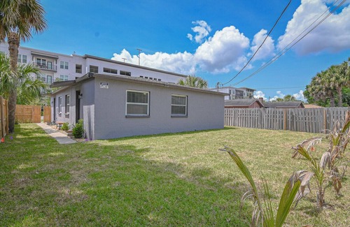North Hyde Park Villa | The Bayside Retreat – Modern 2BR Villa Near Downtown Tampa w/Parking & Wi-Fi