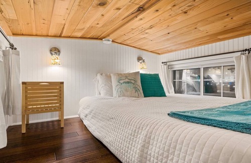 Kerns Hotel | The Beach - Custom Tiny Home w/Beach Vibe