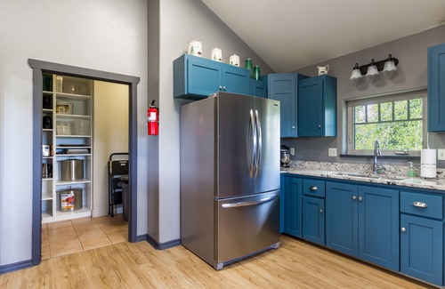 Island Park House | The Bear Den,9Br/8Ba,Sleeps 34,Hot tub,BBQ,Firepit,WIFI,20m 2 YNP,Mountain Views