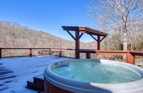 Maggie Valley House | The Bear's Cave | Pet-Friendly Log Home with Mountain Views and Hot Tub