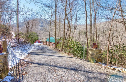 Maggie Valley House | The Bear's Cave | Pet-Friendly Log Home with Mountain Views and Hot Tub