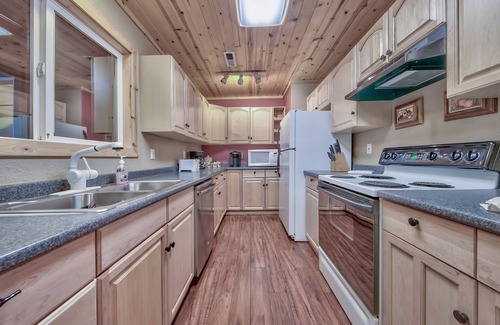 North Upper Truckee Cabin | The Bear's Den Cabin set on a huge lot, lots of room to play!