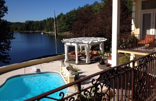 Wolf Creek House | The Beautiful Lake of Egypt's Premier Home Enjoy a 30% discount Oct - April