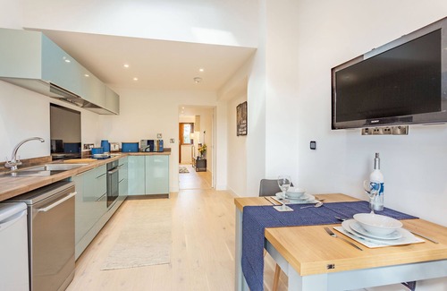 Pitchcombe Cottage | THE BELFRY, romantic, with a garden in Evesham