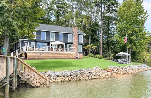 South Belmont House | The Belmont Lake Retreat -Sleeps 14 - Renovated - Private Dock