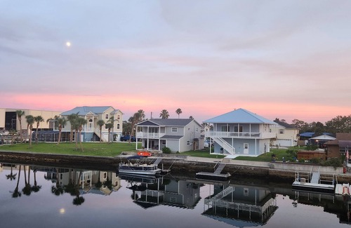 Spring Hill House | The Best Family Getaway! - Kayaks & Game Room Fun! Minutes To Weeki Wachee
