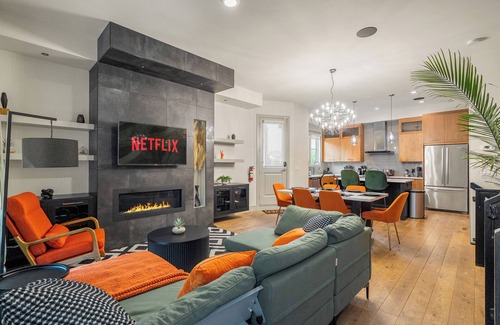 Kensington House | THE BIG Getaway For BIG Groups|4 King Beds| Near Downtown| Lots of Activities|