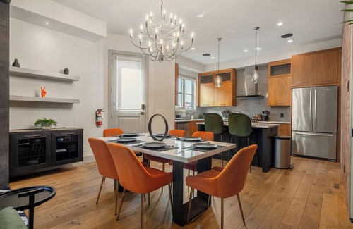 Kensington House | THE BIG Getaway For BIG Groups|4 King Beds| Near Downtown| Lots of Activities|