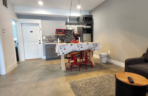 Ashley Oaks House | The Big Red Barn Unit # 7-Direct Access-150 yards to G-23