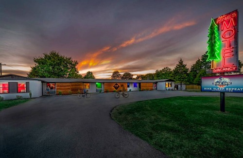 Bentonville Cabin | The Bike Inn #9, Razorback Greenway Cottage Double