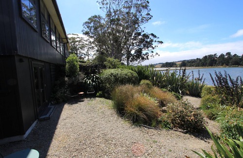 Waikouaiti Cabin | The Bird Hide - rustic luxury by the water