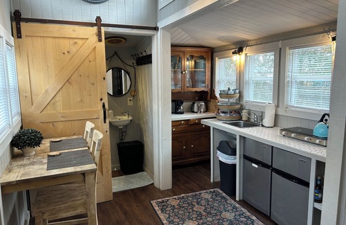 Harlandale Cottage | The Birds Nest -Long Term Rental Discount Available.