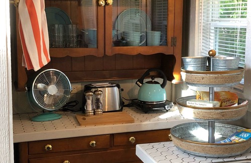 Harlandale Cottage | The Birds Nest -Long Term Rental Discount Available.