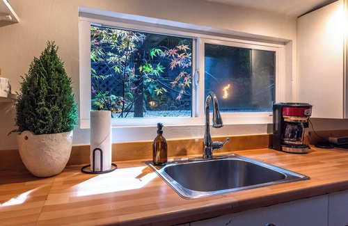 Guerneville Cabin | The Black Nest~ Stylish and Serene Redwood Retreat 5 Stars! WIFI/HotTub/Pup