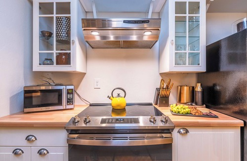 Guerneville Cabin | The Black Nest~ Stylish and Serene Redwood Retreat 5 Stars! WIFI/HotTub/Pup