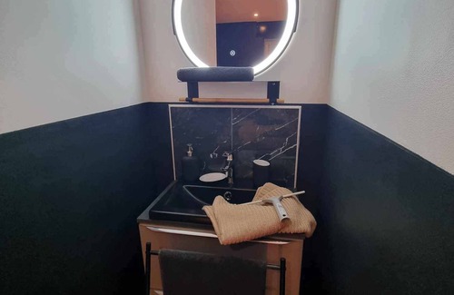 Calais Apartment | The black tendance, maxi studio hyper center, 1km from train station, tourism/business
