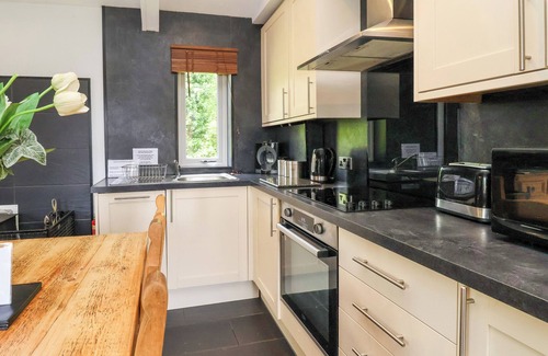 Saint Asaph Cottage | THE BLACKTAIL, pet friendly, with hot tub in St Asaph