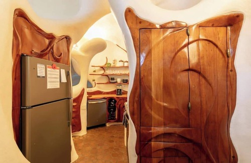 Westlake Highlands House | The Bloomhouse | Iconic Austin Sculptural Stay