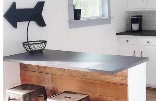 Dripping Springs House | The Blue Door- Cozy Ranch Style for 6 in the the Texas Hill Country~ Come Stay!