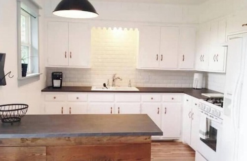 Dripping Springs House | The Blue Door- Cozy Ranch Style for 6 in the the Texas Hill Country~ Come Stay!