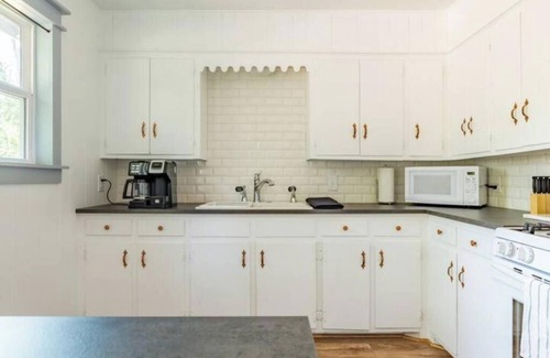 Dripping Springs House | The Blue Door- Cozy Ranch Style for 6 in the the Texas Hill Country~ Come Stay!