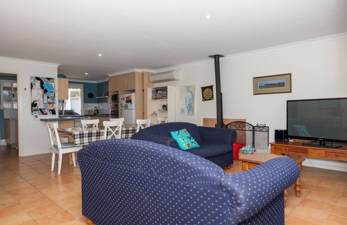 Jurien Bay House | The Blue House: 4 BR, 2 BA House in Jurien Bay, Sleeps 7