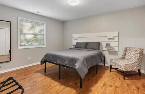 Waukegan House | The Blue House ~ Spacious & Near Naval Academy