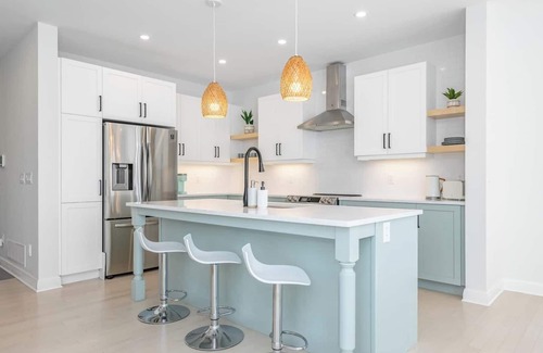 Ottawa Division House | The Blue Minty: luxury fully furnished 4-bedroom mid-term rental detached home
