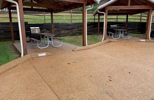 Byrdstown House | The Bluff only 300 yds from East Port Marina on Dale Hollow Lake Tennessee