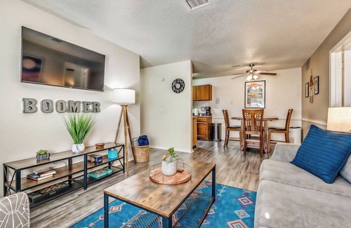Norman Apartment | The Boomer | Oasis Pool | Gym | Dog Friendly | OU!