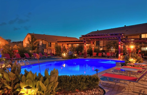 Norman Apartment | The Boomer | Oasis Pool | Gym | Dog Friendly | OU!