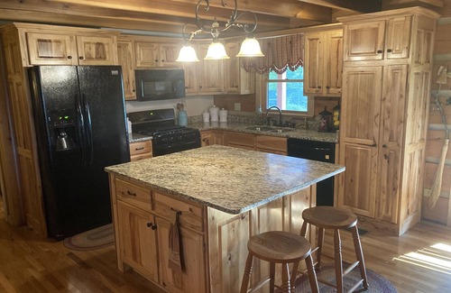 Springfield Cabin | The Bourbon Lodge - Log home escape, Bourbon Trail, sunsets, peaceful retreat