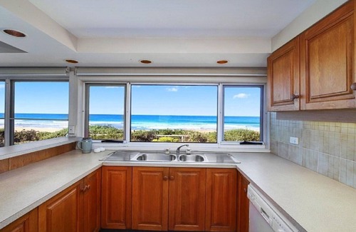 North Avoca House | THE BREAKERS | Beachfront , Pet Friendly | Accom Holidays